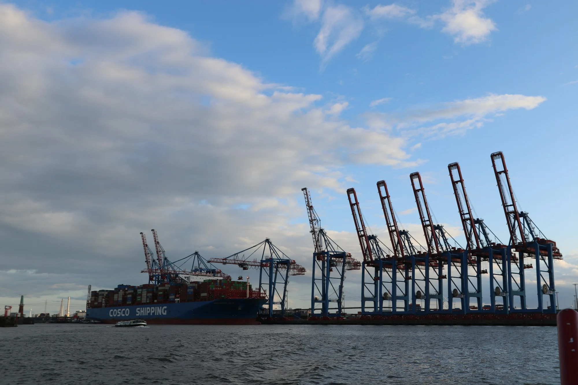 Blick über die Elbe auf Kräne im Hamburger Hafen